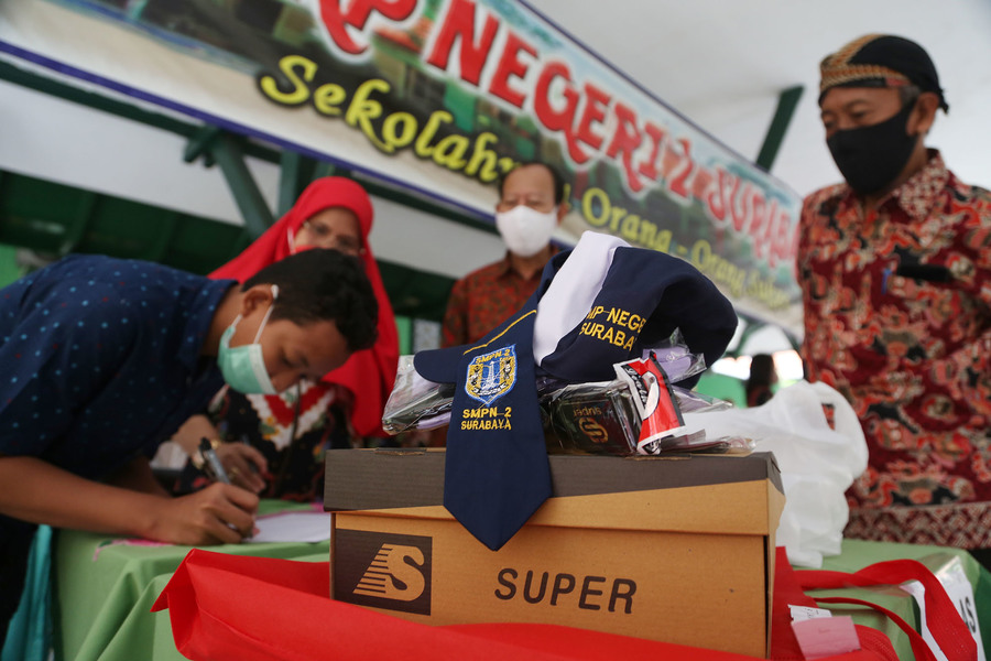 Pemkot Surabaya mulai Bagikan Seragam dan Perlengkapan Sekolah Gratis bagi Pelajar MBR