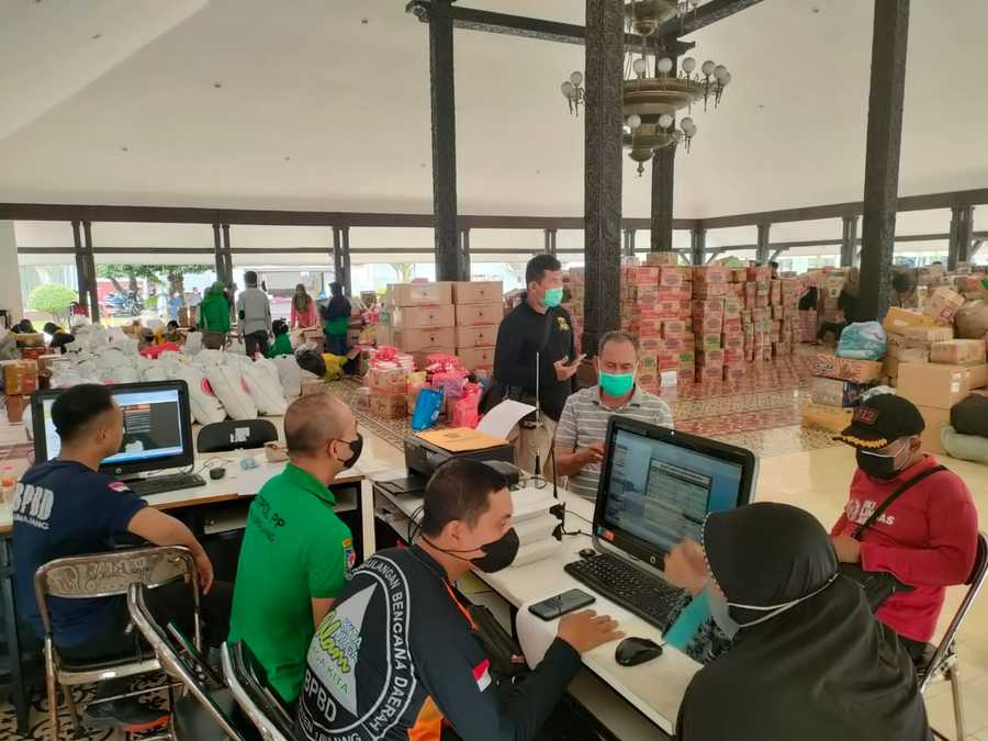 Bantu Penanganan Erupsi Gunung Semeru, Wali Kota Eri Kirim Kendaraan Berat dan Logistik