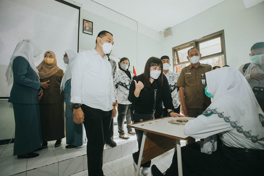 Wali Kota Eri Bersama Pimpinan DPRD Surabaya Tinjau Hari Pertama PTM 100 Persen