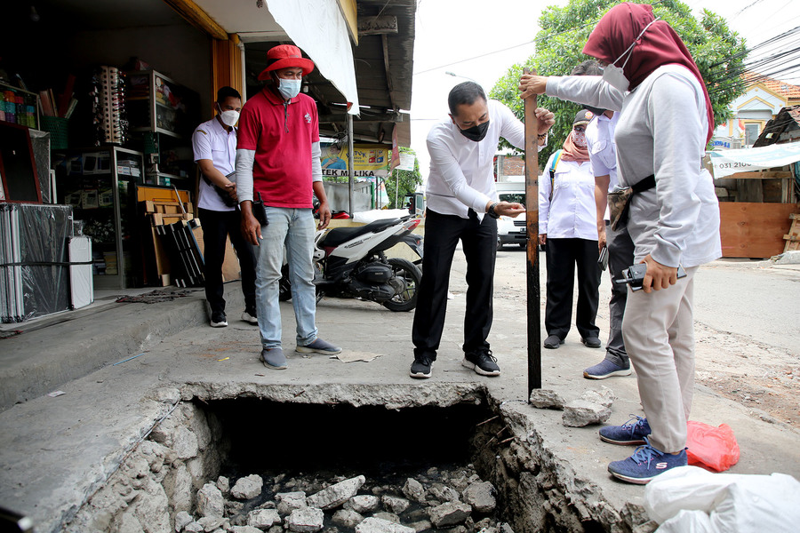 Antisipasi Genangan di Perkampungan Surabaya, Wali Kota Eri Pantau Pembuatan Saluran Air