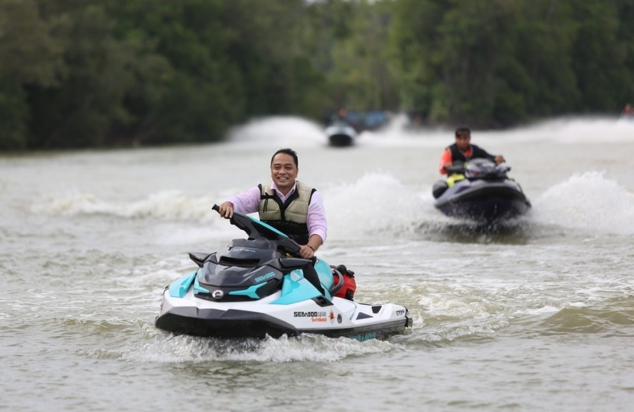 Kembangkan Wisata Pesisir, Pemkot Surabaya Beri Bantuan Perahu kepada Nelayan Romokalisari