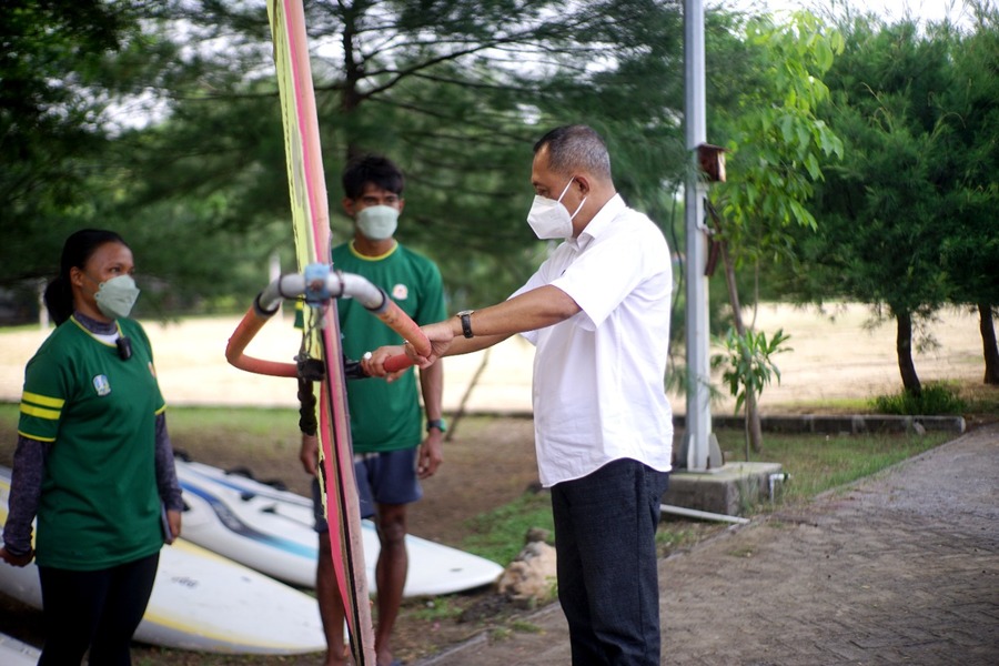 Wawali Armuji Dukung Juara Sea Games Selancar Angin Manfaatkan Pantai Kenjeran untuk Latihan