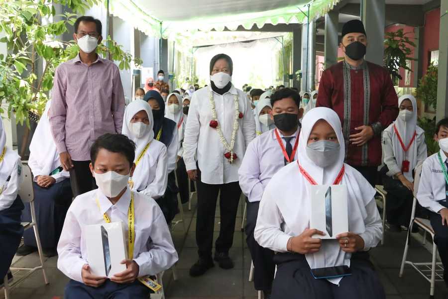 Wali Kota Eri dan Mensos Risma Serahkan 105 Tablet bagi Siswa tak Mampu di Eks Lokalisasi Dolly