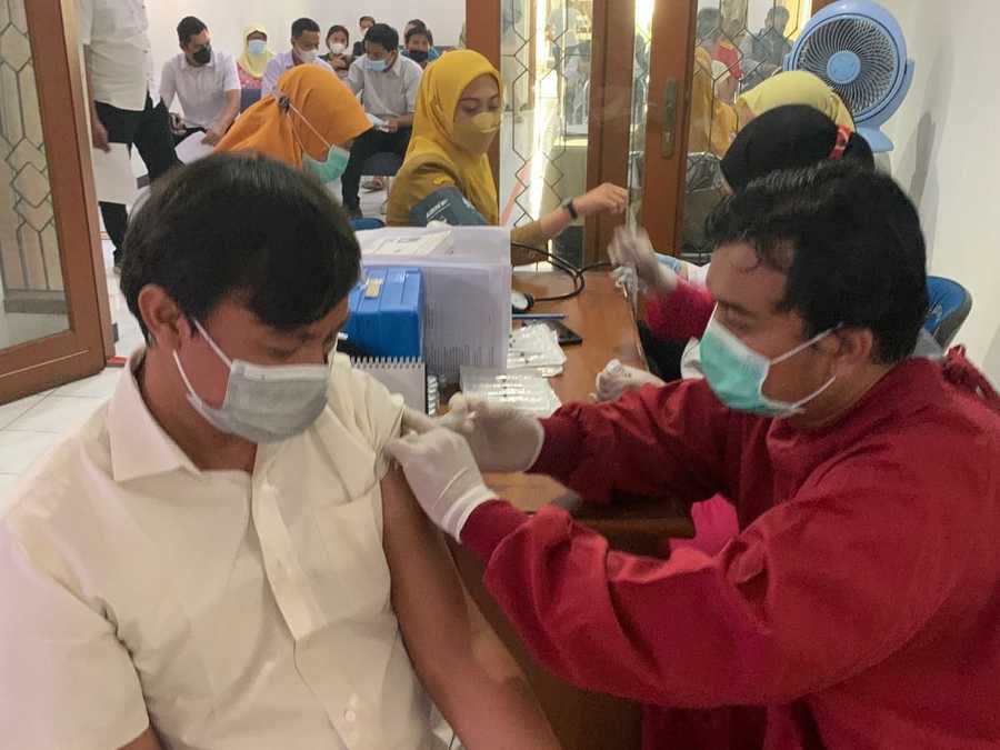 Tingkatkan Kekebalan Tubuh, Pemkot Surabaya Vaksin Booster Para Kader Surabaya