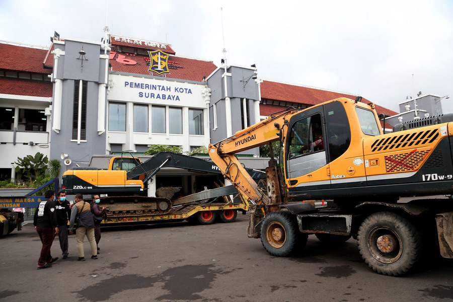 Bantu Penanggulangan Bencana di Kota Batu, Surabaya Kirim 60 Personel, 3 Alat Berat dan 5 Dump Truk