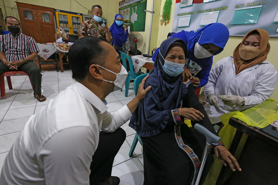 Percepat Vaksin Dosis Tiga, Pemkot Surabaya Gelar Vaksinasi Massal Lansia di Balai RW