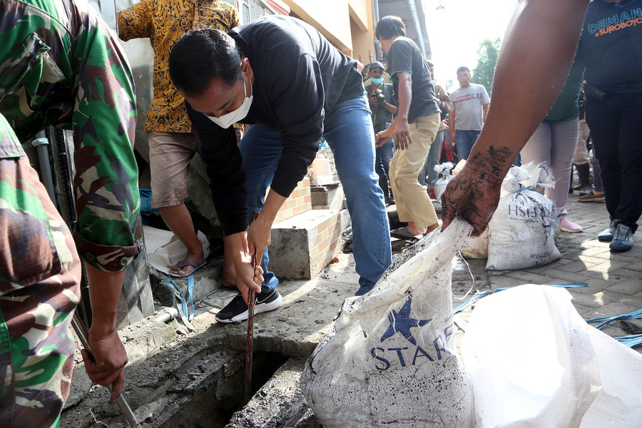 Kerja Bakti Massal Bareng Warga, Wali Kota Eri Ikut Keruk Saluran Air