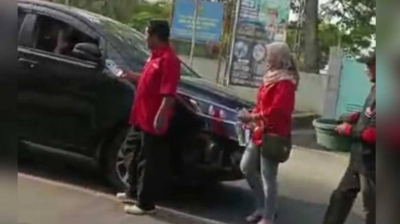 Jembatan Ngaglik Ambles, DPC PDIP Lamongan Bagikan Es Tebu dan Air Mineral kepada Pengguna Jalan