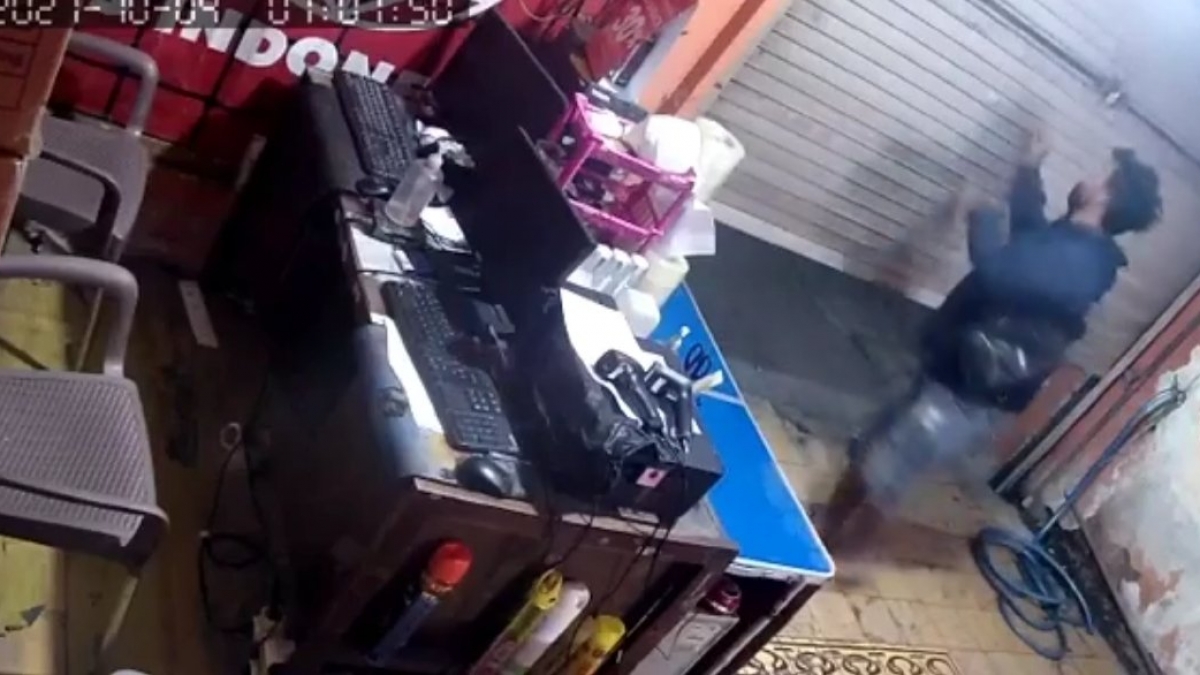 Bobol Kantor Ekspedisi di Tambaksari Surabaya, Maling Ini Bawa Kabur Sandal Baru