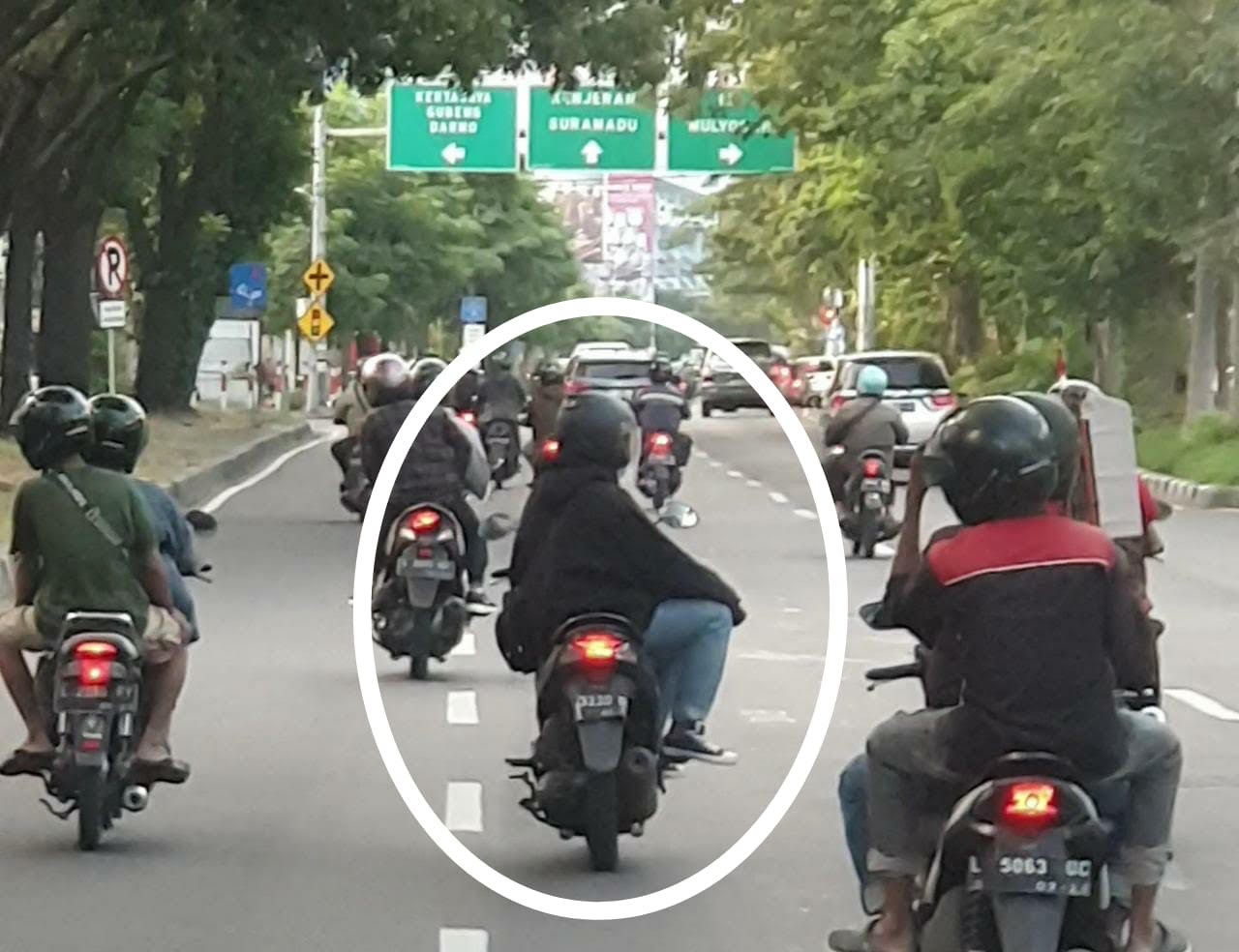 Jangan Ditiru! Motoris di Surabaya Ini Mengemudi dengan Berbahaya