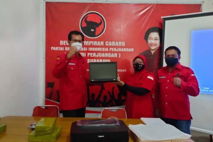 DPC PDIP Surabaya Bagi-Bagi Laptop demi Nobar Pidato Megawati
