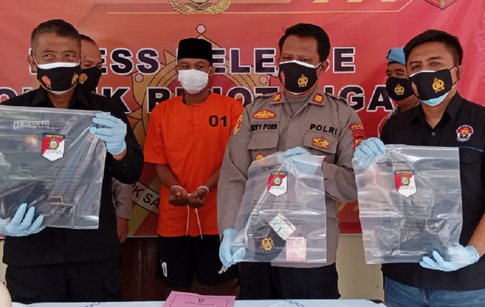 Jadi Polisi Palsu Terinspirasi Masker Berlogo TNI-Polri
