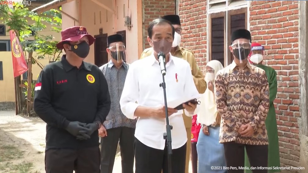 Presiden Jokowi Tinjau Langsung Vaksinasi Covid-19 Door to Door untuk 30 Ribu Warga Umum dan 42 Ribu Santri di Aceh