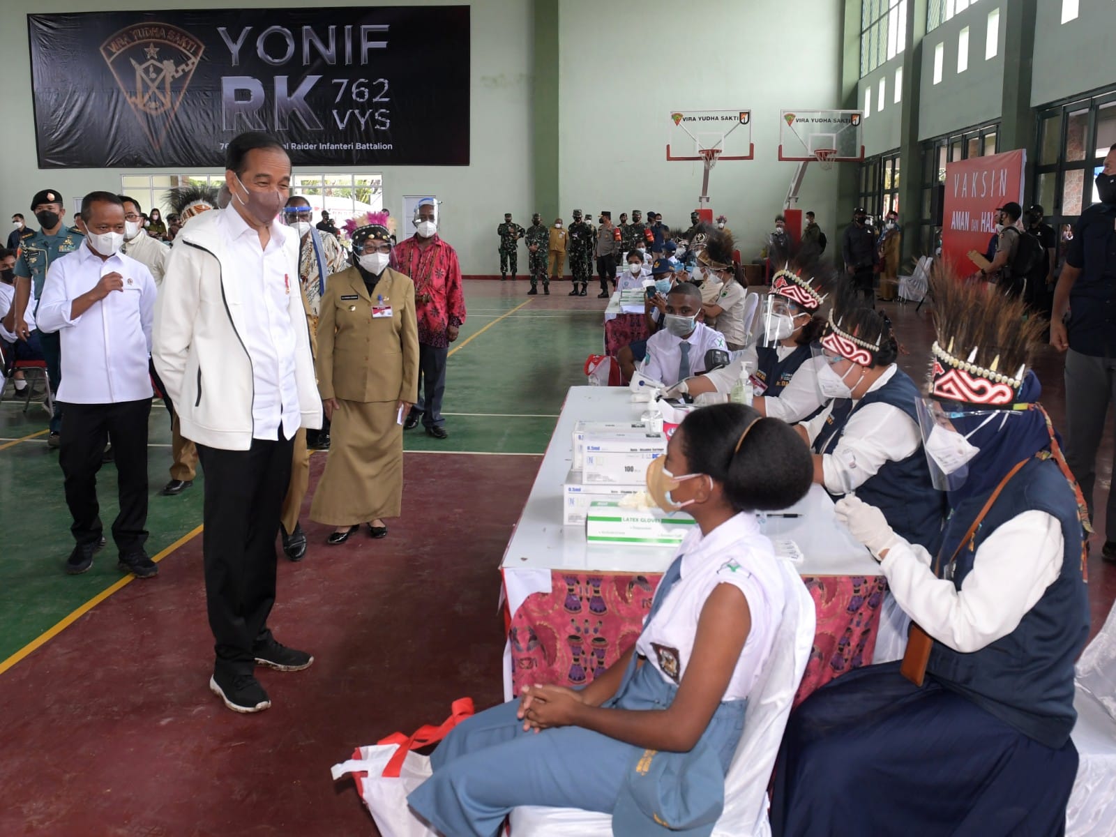 Apresiasi Antusiasme Warga Papua Barat Ikuti Vaksinasi COVID-19, Presiden Jokowi: Oke Bagus, Habiskan Vaksinnya