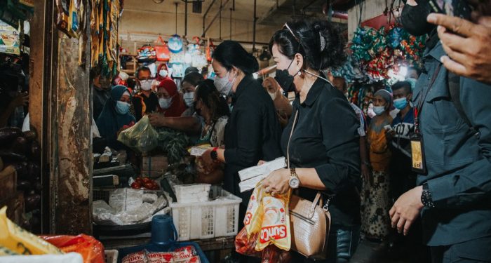 Sambangi Pasar Tambahrejo, Puan Maharani Bantu Pedagang Jualan Tempe dan Borong Nogosari