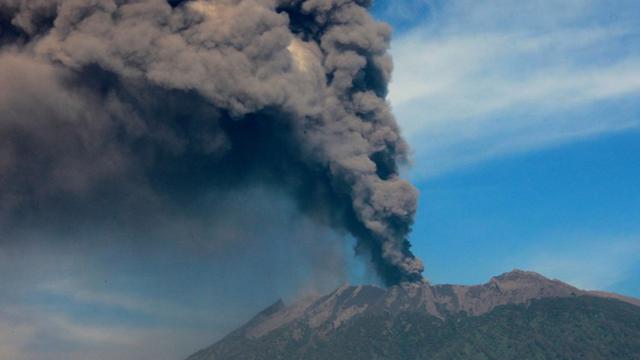 Dampak Abu Vulkanik Gunung Raung, Warga: Mata Kami Perih!