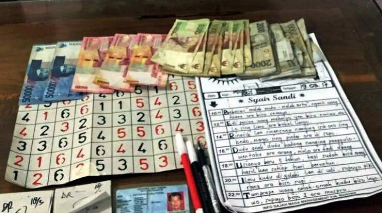 Terlalu! Warga HSU ini Rekap Judi Togel di Poskamling Siang Bolong