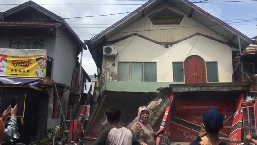 Waduh! Rumah Lantai Dua di Bantaran Sungai Kelayan Banjarmasin Ambruk