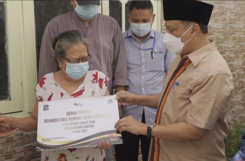 Peringati Hari Lansia Nasional 2021, Pemkot Surabaya Bantu Warga MBR Renov Rumah Tidak Layak Huni