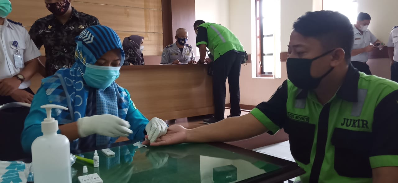 Dishub Tulungagung Gelar Rapid Test, Dua Jukir Reaktif COVID-19