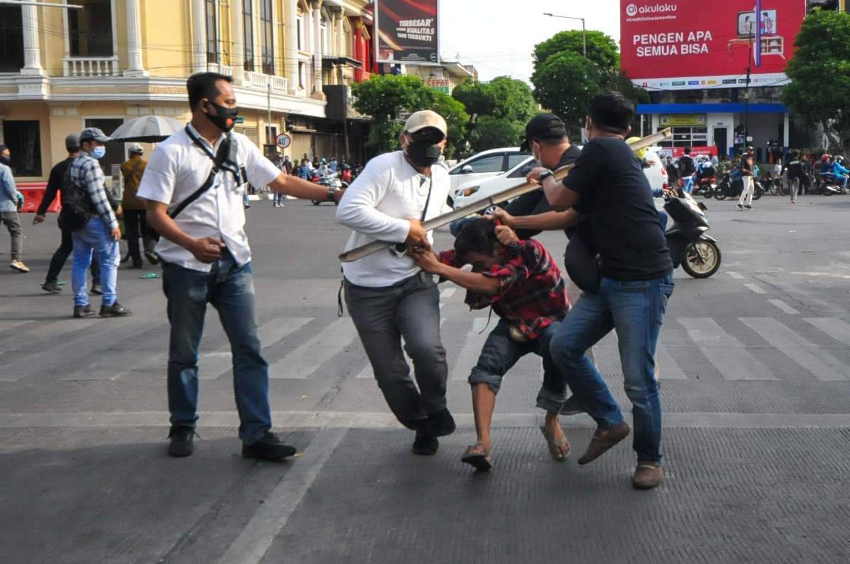 Potret : Demo Tolak Omnimbus Law Disurabaya Ricuh
