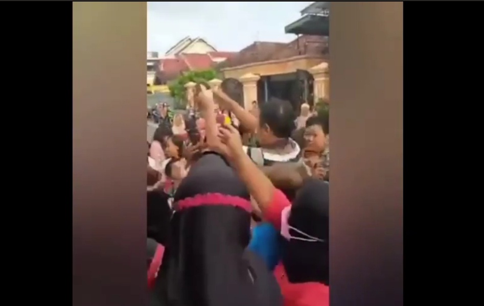 Viral, Aksi Pak Kades di Tulungagung Sebar Uang Timbulkan Kerumunan