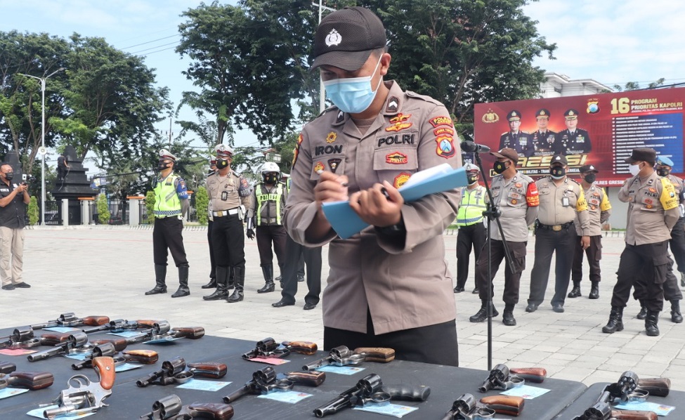 Puluhan Senjata Api Anggota Polres Gresik Ditarik