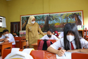 Pantau Pelaksanaan PTM, Bupati Ipuk: Sekolah Harus Respon Cepat dan Menyesuaikan Diri