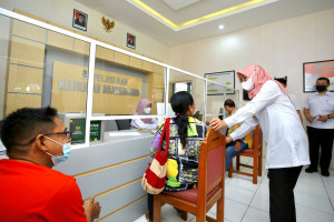 Keliling Kantor Kelurahan, Bupati Ipuk Pastikan Layanan Publik tetap Berjalan