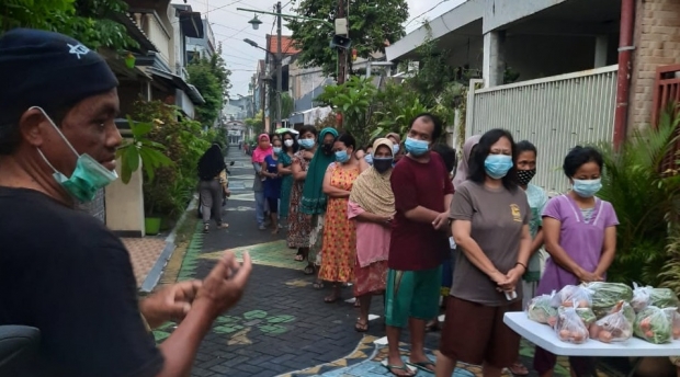 Menginspirasi, Dosen Sastra Indonesia Unair Surabaya Menginisiasi Gerakan Peduli Tetangga di Tengah Pandemi COVID-19