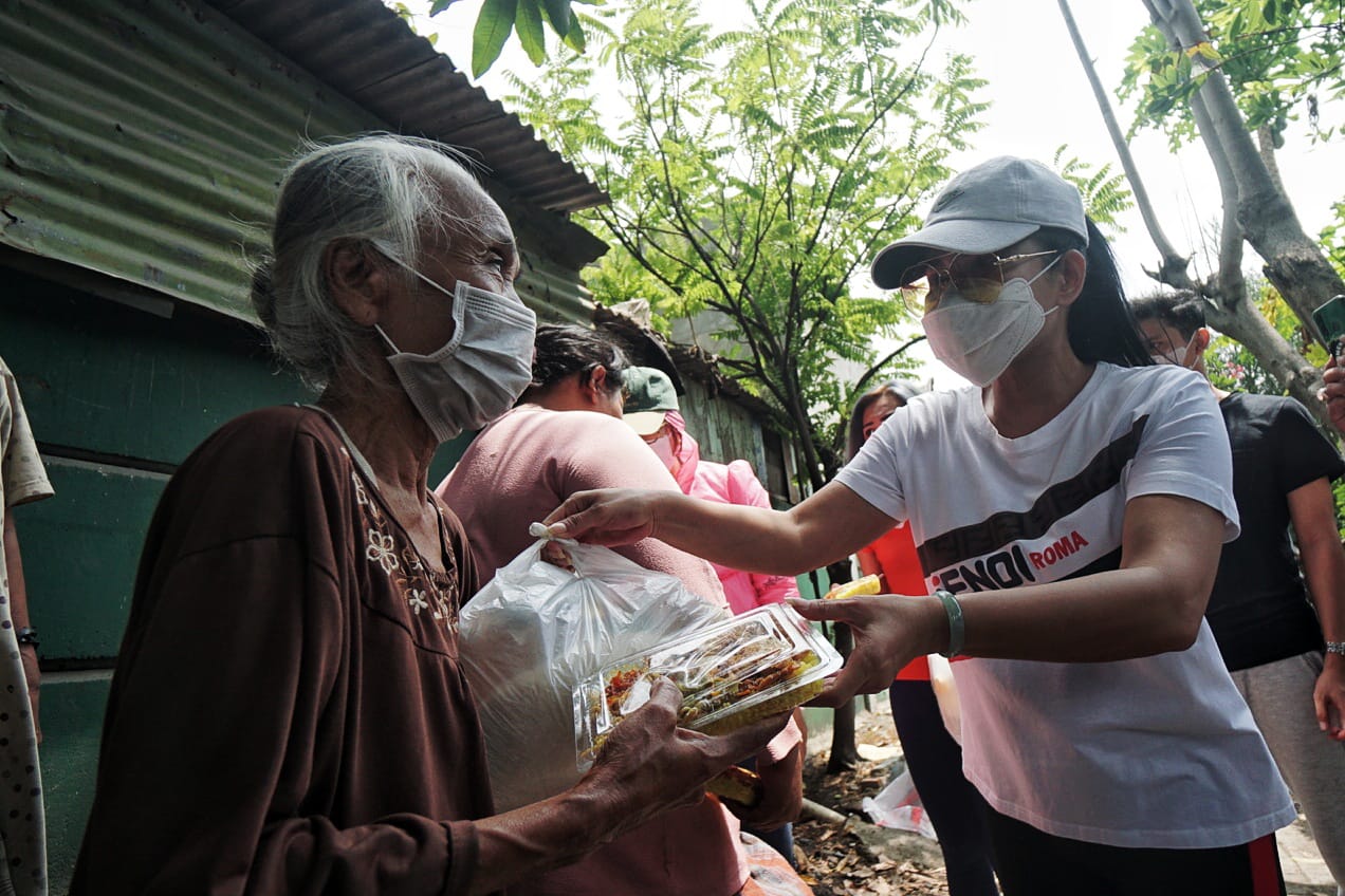 FOTO: Uci Flowdea Bagikan 100 Paket Sembako di Kampung 1001 Malam