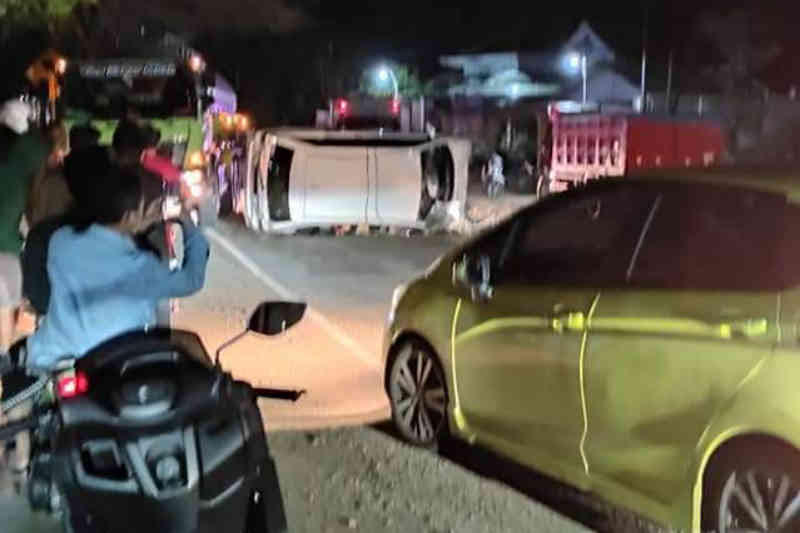 Minibus Tabrak Truk Parkir di Trenggalek, Satu Nyawa Melayang
