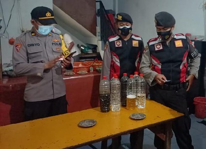 Warga Lamongan Kepung Warkop yang Nekat Jualan Arak di Bulan Ramadan